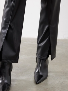 Bir model, Juste toptan giyim markasının jst10200-black-slit-detail-leather-trousers toptan Pantolon ürününü sergiliyor.