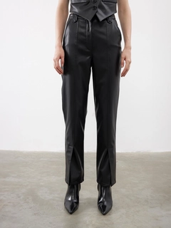 A wholesale clothing model wears jst10200-black-slit-detail-leather-trousers, Turkish wholesale Pants of Juste
