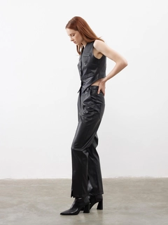 Een kledingmodel uit de groothandel draagt jst10200-black-slit-detail-leather-trousers, Turkse groothandel Broek van Juste