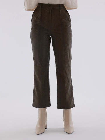 Ein Bekleidungsmodell aus dem Großhandel trägt  Khakifarbene Lederhose Mit Python-Muster Und Nähten
, türkischer Großhandel Hose von Juste