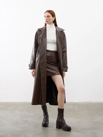 Bir model, Juste toptan giyim markasının  Desenli Deri Kemerli Trençkot Kahverengi
 toptan Trençkot ürününü sergiliyor.