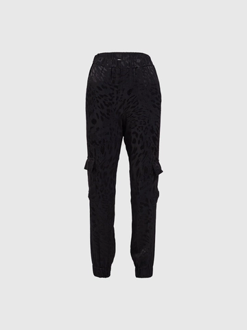 Bir model, Juste toptan giyim markasının  Desenli Siyah Lastikli Pantolon
 toptan Pantolon ürününü sergiliyor.