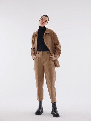 Een kledingmodel uit de groothandel draagt  Gabardine bruine broek met korte pijpen
, Turkse groothandel Broek van Juste