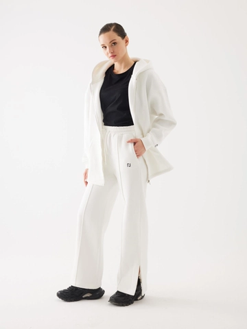 A wholesale clothing model wears  White Raised Slit Detail Jogger
, Turkish wholesale Sweatpants of Juste