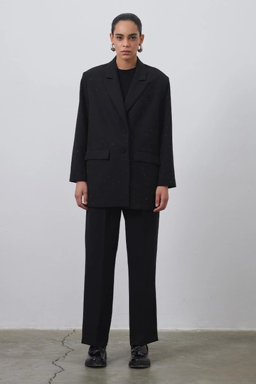 Bir model, Kadriye Baştürk toptan giyim markasının  Taş İşlemeli Ceket Siyah
 toptan Ceket ürününü sergiliyor.
