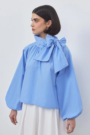 A wholesale clothing model wears  Olivia Poplin Blouse Ocean Blue
, Turkish wholesale Blouse of Kadriye Baştürk