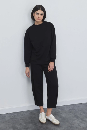 A wholesale clothing model wears  Liona Slit Sweat-Pants Set Black
, Turkish wholesale Tunic of Kadriye Baştürk