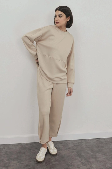 A wholesale clothing model wears  Liona Slit Sweat-Pants Set Stone
, Turkish wholesale Tunic of Kadriye Baştürk