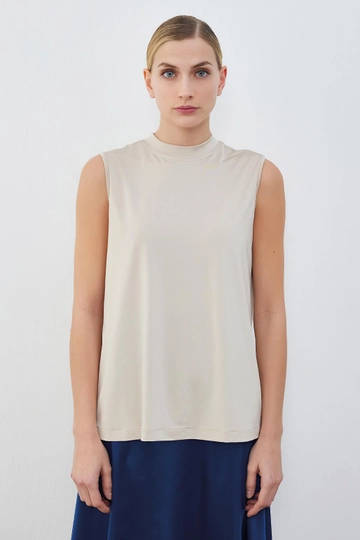 Hurtowa modelka nosi  Dzianinowa Bluzka Bez Rękawów Teva Silk W Kolorze Beżowym
, turecka hurtownia  firmy Kadriye Baştürk