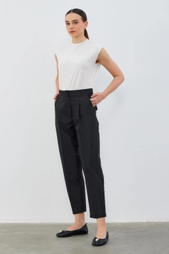 A wholesale clothing model wears kdb10722-taffeta-sofa-high-waist-trousers-black, Turkish wholesale Pants of Kadriye Baştürk