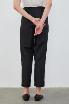 A wholesale clothing model wears kdb10722-taffeta-sofa-high-waist-trousers-black, Turkish wholesale Pants of Kadriye Baştürk