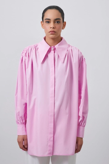 A wholesale clothing model wears  Shoulder Gathered Wide Collar Shirt Pink
, Turkish wholesale Shirt of Kadriye Baştürk