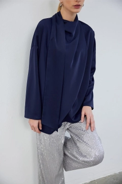 Bir model, Kadriye Baştürk toptan giyim markasının kdb10799-kuva-satin-scarf-tunic-navy-blue toptan Tunik ürününü sergiliyor.