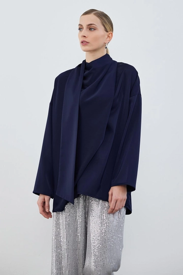 Bir model, Kadriye Baştürk toptan giyim markasının  Kuva Saten Eşarp Tunik Lacivert
 toptan  ürününü sergiliyor.
