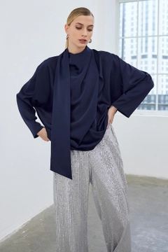 Bir model, Kadriye Baştürk toptan giyim markasının kdb10799-kuva-satin-scarf-tunic-navy-blue toptan Tunik ürününü sergiliyor.