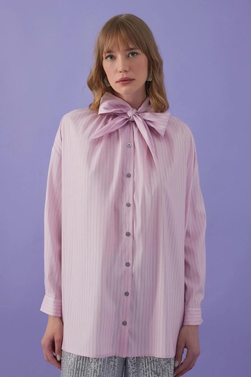 Bir model, Kadriye Baştürk toptan giyim markasının  Anita Eşarp Gömlek Pembe
 toptan Gömlek ürününü sergiliyor.