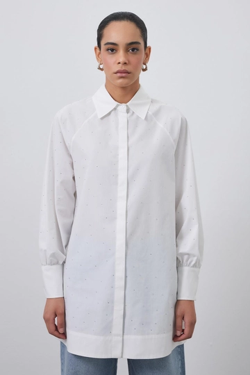 Bir model, Kadriye Baştürk toptan giyim markasının  Ekru Taşlı Alami Gömlek
 toptan Gömlek ürününü sergiliyor.