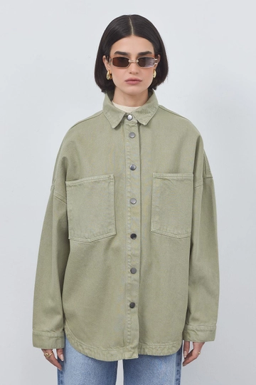 Bir model, Kadriye Baştürk toptan giyim markasının  Yıkanmış Gabardin Ceket Haki Yeşil
 toptan Ceket ürününü sergiliyor.