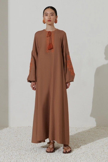A wholesale clothing model wears  Embroidered Dress Brown
, Turkish wholesale Dress of Kadriye Baştürk