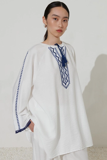 A wholesale clothing model wears  Embroidered Linen Shirt Ecru
, Turkish wholesale Shirt of Kadriye Baştürk