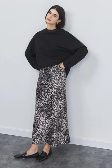A wholesale clothing model wears  Leopard Striped Straight Cut Skirt
, Turkish wholesale Skirt of Kadriye Baştürk