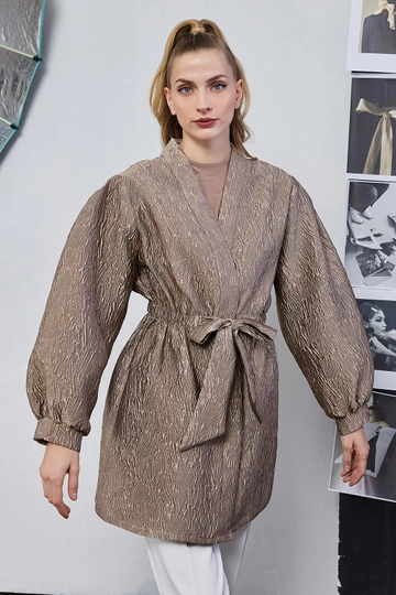 Bir model, Kadriye Baştürk toptan giyim markasının  Tafta Kimono - Vizon
 toptan Kimono ürününü sergiliyor.