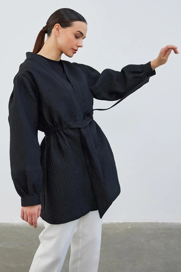Bir model, Kadriye Baştürk toptan giyim markasının  Tafta Kimono - Siyah
 toptan Kimono ürününü sergiliyor.