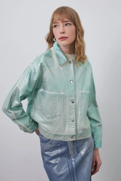 Bir model, Kadriye Baştürk toptan giyim markasının kdb10826-denim-jacket-green toptan Kot Ceket ürününü sergiliyor.