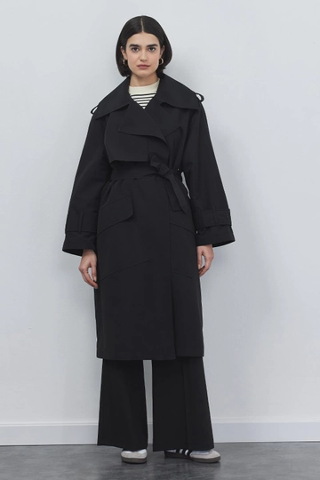 Bir model, Kadriye Baştürk toptan giyim markasının  Trençkot - Siyah
 toptan Trençkot ürününü sergiliyor.