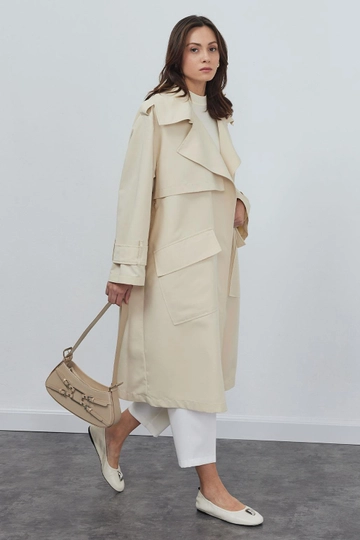 Bir model, Kadriye Baştürk toptan giyim markasının  Trençkot - Taş
 toptan Trençkot ürününü sergiliyor.