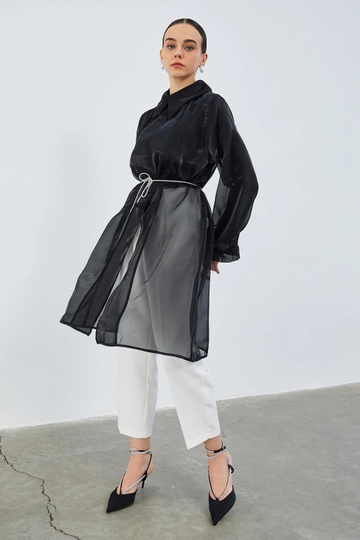 Bir model, Kadriye Baştürk toptan giyim markasının  Tunik - Siyah
 toptan Tunik ürününü sergiliyor.
