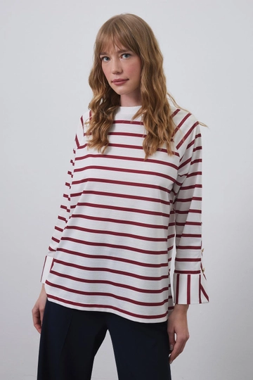 Bir model, Kadriye Baştürk toptan giyim markasının  Çizgili Tunik - Beyaz & Bordo
 toptan Tunik ürününü sergiliyor.
