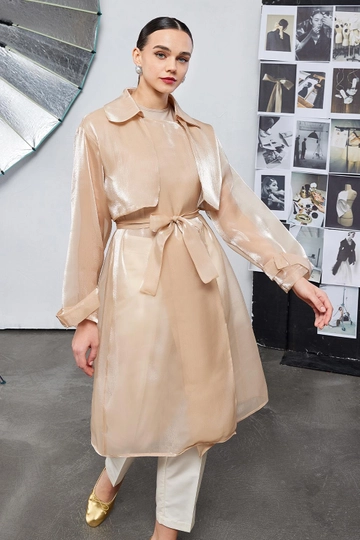 Bir model, Kadriye Baştürk toptan giyim markasının  Trençkot - Gold
 toptan Trençkot ürününü sergiliyor.