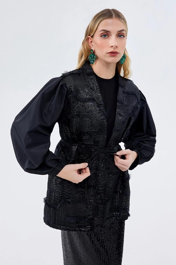 Bir model, Kadriye Baştürk toptan giyim markasının  Kimono - Siyah
 toptan Kimono ürününü sergiliyor.