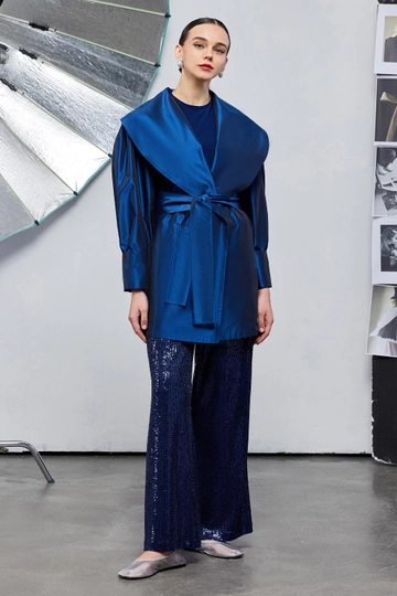 Bir model, Kadriye Baştürk toptan giyim markasının  Şal Yaka Kimono - Lacivert
 toptan Kimono ürününü sergiliyor.
