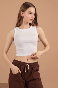 A wholesale clothing model wears kam13110-camisole-fabric-halter-neck-women's-blouse-ecru, Turkish wholesale Crop Top of Kaktus Moda