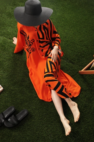Un mannequin de vêtements en gros porte  Robe Décontractée En Tissu Viscose Imprimé Pour Femmes - Orange
, Robe en gros de Kaktus Moda en provenance de Turquie