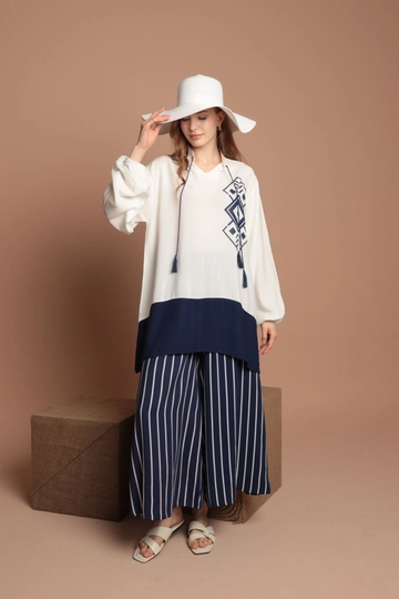 Bir model, Kaktus Moda toptan giyim markasının  Viskon Kumaş Garnili Kadın Takım - Lacivert
 toptan Takım ürününü sergiliyor.