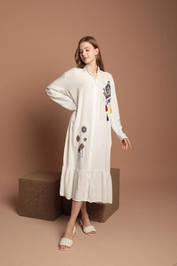 Модел на дрехи на едро носи  Вискозна Етническа Дамска Рокля С Бродирани Цветове - Екрю
, турски едро  на Kaktus Moda