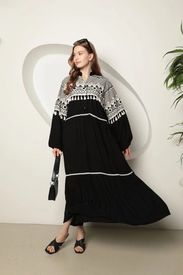 Модел на дрехи на едро носи  Дълга Дамска Рокля С Релефен Принт От Вискозен Плат - Черна
, турски едро рокля на Kaktus Moda