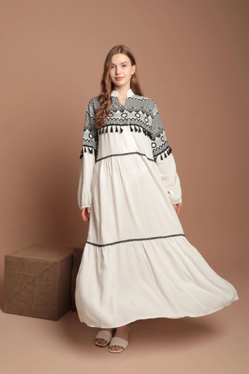 Ein Bekleidungsmodell aus dem Großhandel trägt  Langes Damenkleid Aus Viskosestoff Mit Prägedruck – Ecru
, türkischer Großhandel Kleid von Kaktus Moda