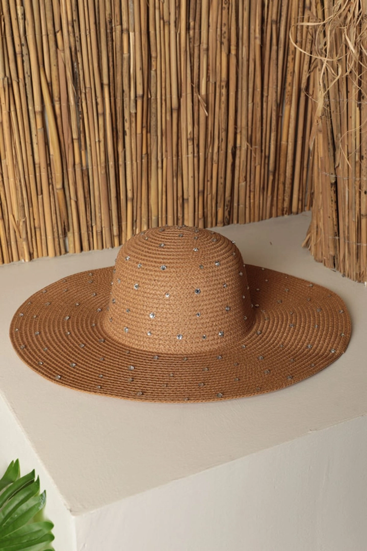 A wholesale clothing model wears kam13581-full-stone-wide-women's-straw-hat-camel, Turkish wholesale Hat of Kaktus Moda