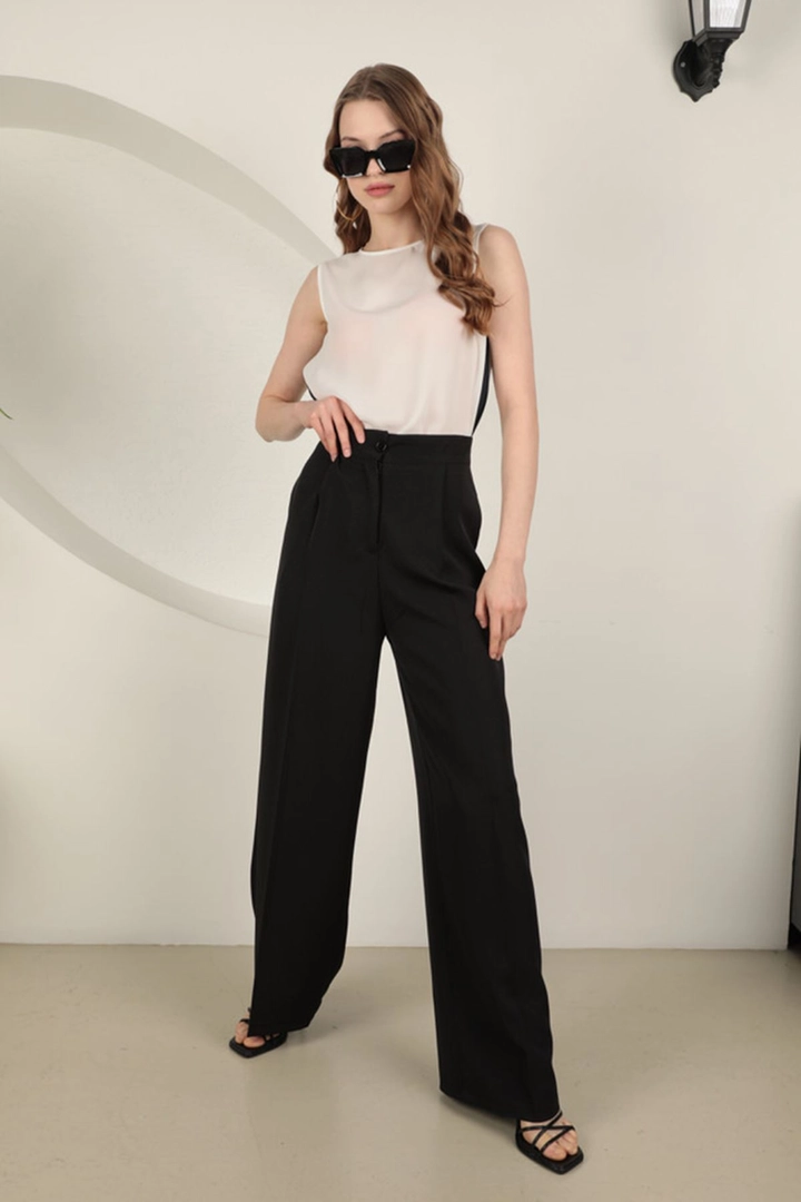 Een kledingmodel uit de groothandel draagt kam13239-atlas-fabric-women's-palazzo-trousers-black, Turkse groothandel Broek van Kaktus Moda