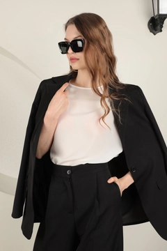 Una modelo de ropa al por mayor lleva kam13239-atlas-fabric-women's-palazzo-trousers-black, Pantalón turco al por mayor de Kaktus Moda