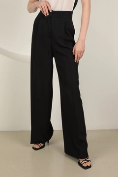 Una modella di abbigliamento all'ingrosso indossa kam13239-atlas-fabric-women's-palazzo-trousers-black, vendita all'ingrosso turca di Pantaloni di Kaktus Moda
