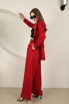Una modella di abbigliamento all'ingrosso indossa kam13245-atlas-fabric-women's-palazzo-trousers-red, vendita all'ingrosso turca di Pantaloni di Kaktus Moda