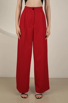 Una modelo de ropa al por mayor lleva kam13245-atlas-fabric-women's-palazzo-trousers-red, Pantalón turco al por mayor de Kaktus Moda