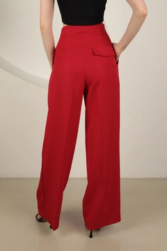 Una modella di abbigliamento all'ingrosso indossa kam13245-atlas-fabric-women's-palazzo-trousers-red, vendita all'ingrosso turca di Pantaloni di Kaktus Moda