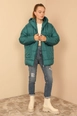 Ένα μοντέλο χονδρικής πώλησης ρούχων φοράει 22714-coat-emerald, τούρκικο  χονδρικής πώλησης από 