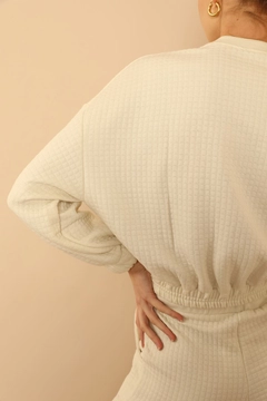 A wholesale clothing model wears 22950 - Sweatshirt - Ecru, Turkish wholesale Sweatshirt of Kaktus Moda